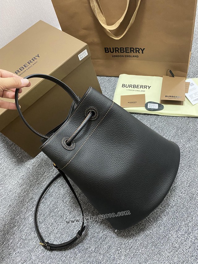 Burberry專櫃新版小牛皮水桶包 巴寶莉TB包系列抽繩肩背水桶包 yxb1166